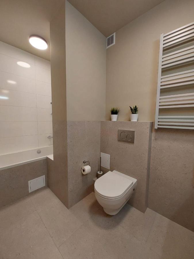 Spacious Two-Bedroom Apartment In The City Center Krasków Eksteriør bilde